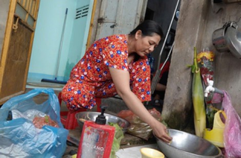 1 tay, 1 chân, bán vé số theo con vào ĐH