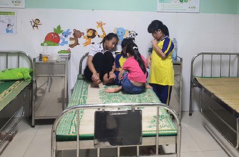 15 học sinh có dấu hiệu ngộ độc thực phẩm: Do 'hiệu ứng đám đông'