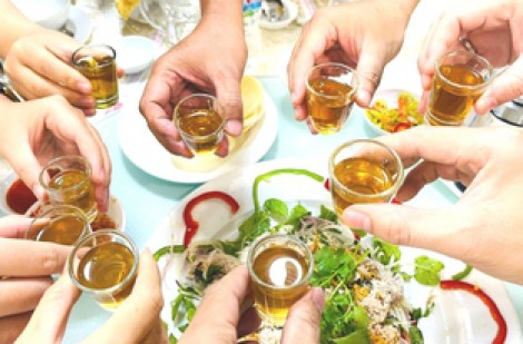 6 người nhập viện sau uống rượu sơ ri, nghi ngộ độc rượu