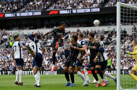 Arsenal vượt khó trong trận derby thành London