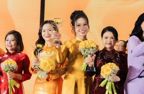 Bà Vũ Thị Lương nữ doanh nhân Việt Nam tiêu biểu nhận cúp Bông Hồng Vàng 2025