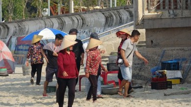 Bán hàng rong, 'cân điêu' hải sản, chèo kéo du khách ở Dinh Cô Long Hải