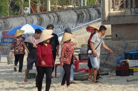 Bán hàng rong, 'cân điêu' hải sản, chèo kéo du khách ở Dinh Cô Long Hải