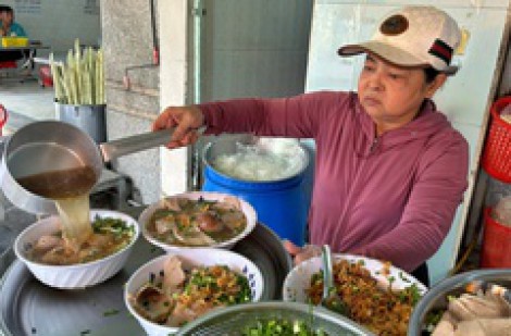 Bánh canh nửa thế kỷ của 3 chị em ở TP.HCM: Khách sốc vì… 'giò heo siêu to'