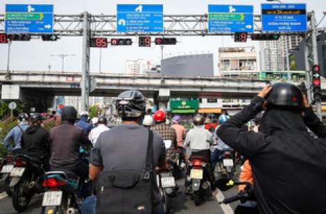 Bật đèn xe, bấm còi và chở người thế nào để không bị phạt?