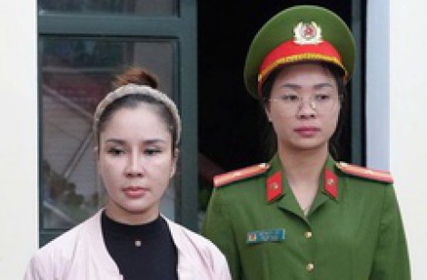 Bắt nữ hiệu trưởng lập khống chứng từ dạy thêm trong 4 năm