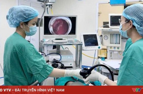 Bé trai 6 tuổi nuốt móc khóa kim loại vào dạ dày