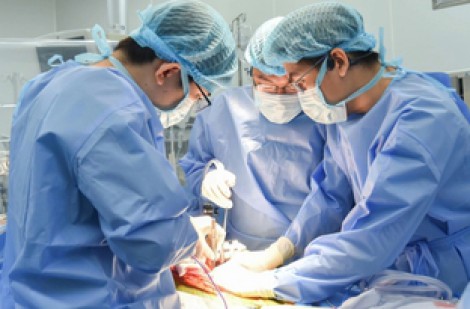 Bệnh nhân xin về quê 'chờ chết', bác sĩ ghép gan cứu sống ngoạn mục