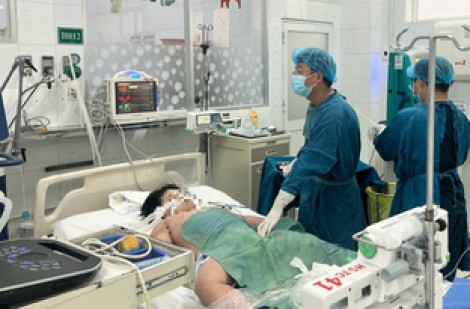Bệnh nhi ngộ độc thực phẩm nặng ở Đồng Nai chuyển đến Bệnh viện Nhi đồng 1