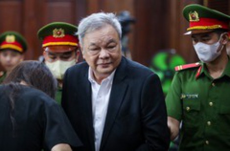 Bị cáo Trần Quí Thanh cùng 2 con gái hầu tòa