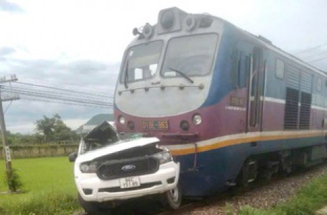 Bình Thuận: Tai nạn đường sắt gần ga Ma Lâm, tàu lửa cán nát ô tô