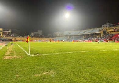 Bóng đá Việt Nam cần làm lại: Không có bóng đá đẹp trên mặt sân xấu