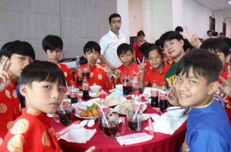 ”Bữa cơm đoàn viên” để ai cũng có tết