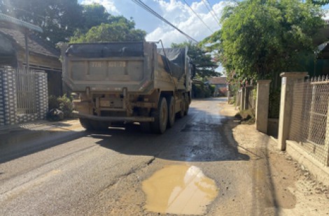 Bức xúc vì xe chở vật liệu thi công dự án cao tốc