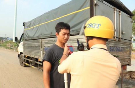 CSGT TPHCM phạt 209 phương tiện ngày đầu cao điểm trên Quốc lộ 1