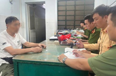 CSGT TP.HCM xử phạt du khách lái vali điện ở trung tâm Q.1