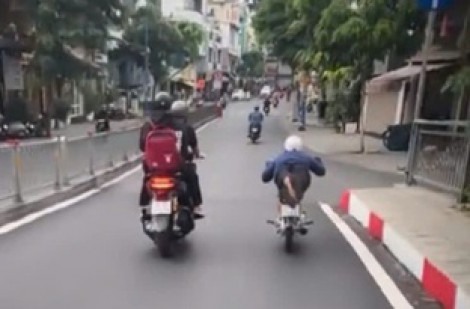 CSGT TP.HCM xử phạt nam thanh niên nằm trên yên xe máy
