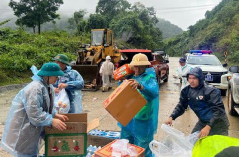 CSGT vượt đèo Lò Xo sạt lở nghiêm trọng để cứu trợ tài xế bị cô lập