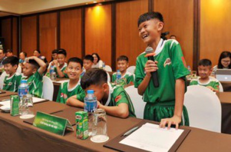 Các em nhỏ hào hứng, sẵn sàng cho giải bóng đá nhi đồng U.11 toàn quốc