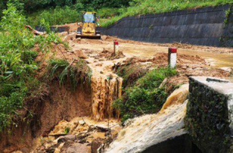 Cận cảnh sạt lở nghiêm trọng trên tuyến QL49 nối trung tâm TP.Huế - A Lưới