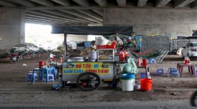 Cần xử lý ngay tình trạng buôn bán lấn chiếm hành lang an toàn cầu Sài Gòn