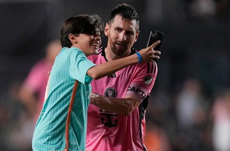 CĐV đột nhập xuống sân tiết lộ câu nói bất ngờ của Messi