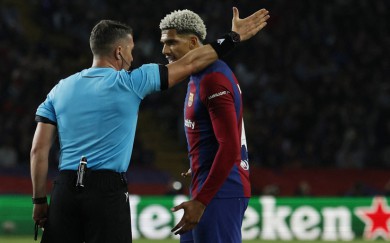 Champions League: Araujo phá hỏng phép thuật của HLV Xavi, Barca bị PSG loại tức tưởi