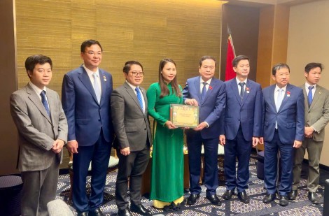 Chủ tịch Quốc hội Trần Thanh Mẫn tặng Tủ sách cho Trường Việt ngữ Cây Tre