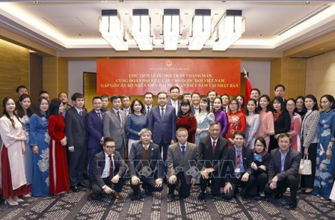 Chủ tịch Quốc hội gặp gỡ cán bộ, nhân viên Đại sứ quán Việt Nam tại Nhật Bản