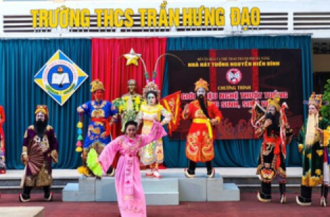 Chuyện nghệ nhân gen Z: Đưa tuồng xuống phố, vào trường học