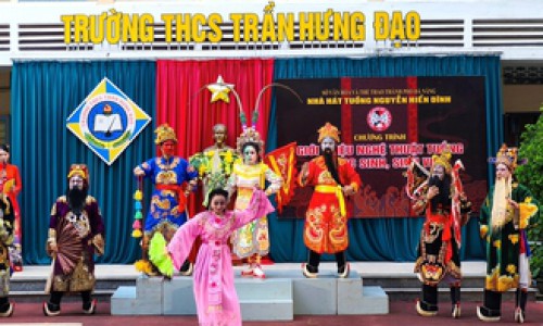 Chuyện nghệ nhân gen Z: Đưa tuồng xuống phố, vào trường học