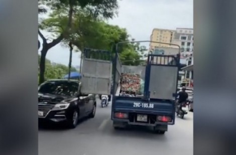 Clip: Bất bình tài xế thản nhiên di chuyển trên đường khi cửa thùng xe mở toang