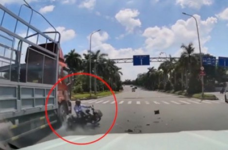 Clip: Chuyển làn rẽ trái như chốn không người, xe máy va chạm ô tô cực mạnh