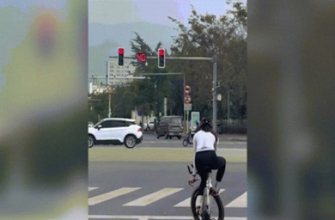 Clip: Cô gái thể hiện khả năng giữ thăng bằng xe đạp siêu đỉnh