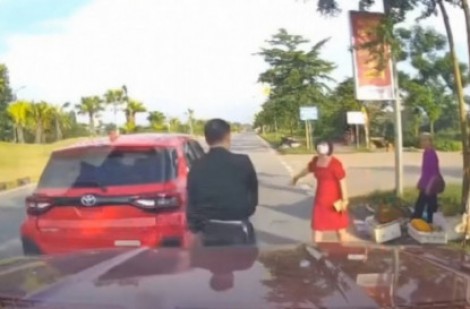 Clip: Dừng xe giữa đường mua đồ, người phụ nữ