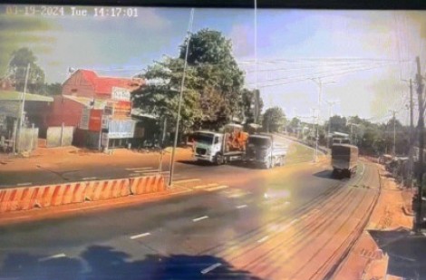 Clip: Kinh hoàng xe tải đâm đổ cột đèn xiên ngang ô tô con