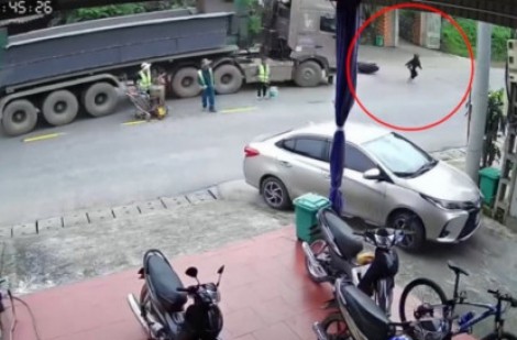 Clip: Kỹ năng thoát nạn cực tốt của cô gái đi xe máy tránh ô tô tải lao tới