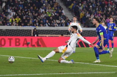 ”Cỗ xe tăng” Đức tiếp tục bất bại