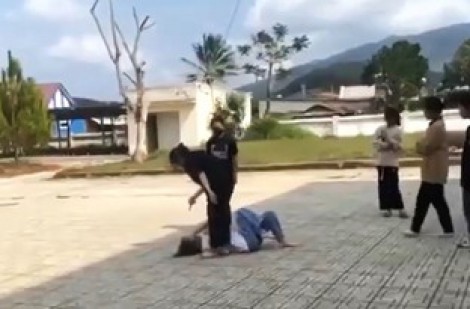 Công an Lâm Đồng xác minh vụ 2 nữ sinh đánh nhau, nhiều người đứng nhìn