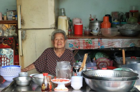 Cụ bà U.90 nối nghiệp con gái, bán bún mọc: Câu chuyện 'ngược đời' gây xúc động