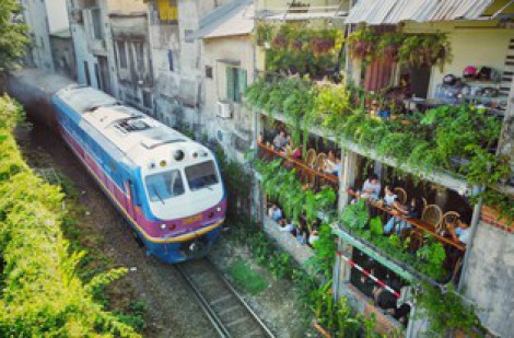 Cũng là cà phê đường tàu nhưng quán ở Nha Trang đông khách check-in vì không vi phạm an toàn