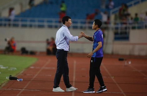Cuộc chạy đua của những quý ông lịch lãm: HLV Kim Sang-sik và Shin Tae-yong, ai thắng ai!