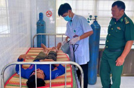 Cứu 5 ngư dân ôm can nhựa trôi dạt trên biển hơn 1 ngày