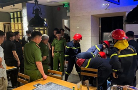 Cứu 9 người bị kẹt thang máy tại nhà hàng ở TP.HCM