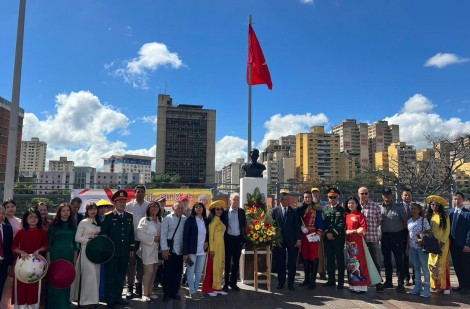 Dâng hoa tưởng nhớ Chủ tịch Hồ Chí Minh tại Venezuela