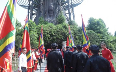 Dâng hương giỗ tổ Hùng Vương tại Hoa viên nghĩa trang Bình Dương