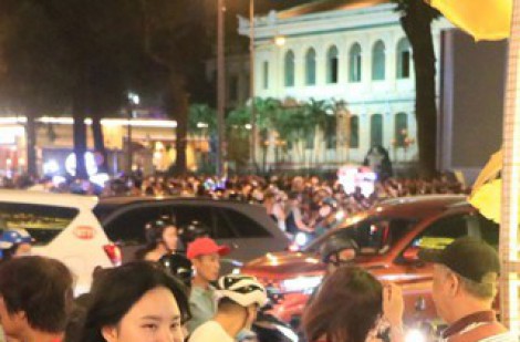 Dù kẹt xe, chen nhau... nhưng người trẻ vẫn hào hứng với Giáng sinh an lành