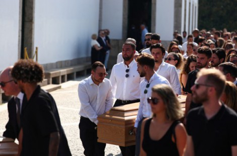 Gia đình, đồng nghiệp và hàng nghìn người hâm mộ tiễn biệt anh em Diogo Jota