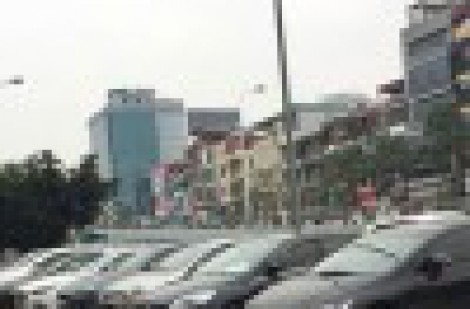 Giá thuê ô tô tự lái ngày Tết tăng vọt, khách hàng bất an