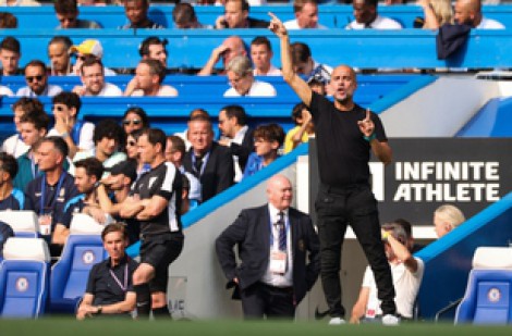 HLV Guardiola bị yêu cầu tự quyết định tương lai khi Man City có thể xuống hạng